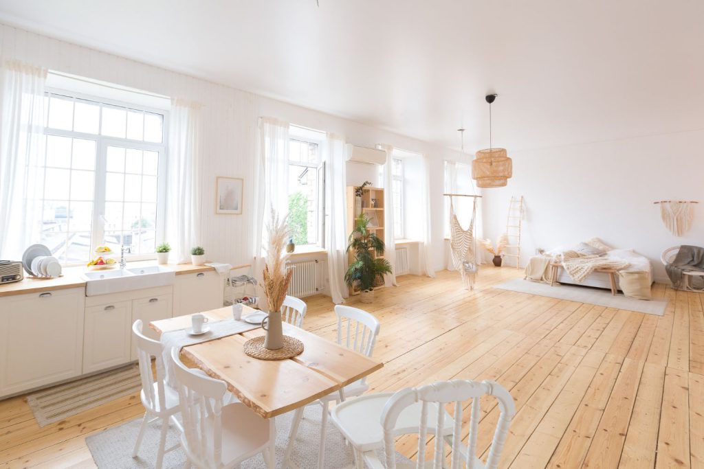 Podłogi dębowe to jedne z najpiękniejszych i najtrwalszych podłóg, jakie można wybrać do swojego domu