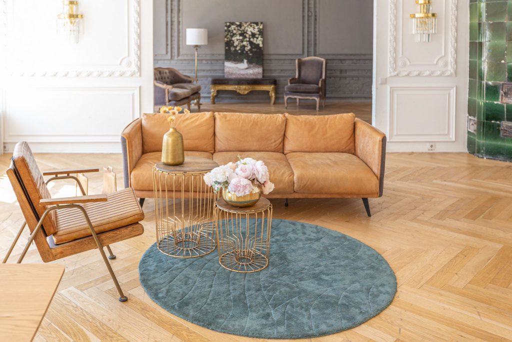 Podłogi warstwowe zdobyły ogromną popularność ze względu na swoje liczne zalety