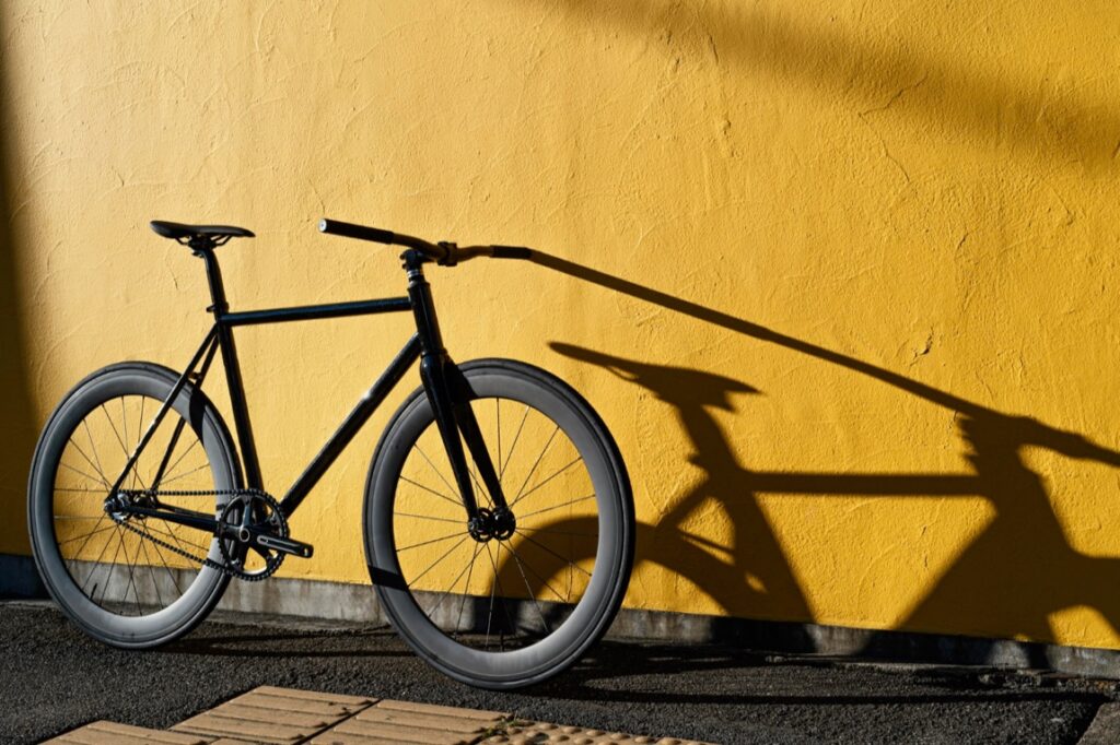 Planując krótkie wycieczki rowerowe warto poświęcić czas na dokładne przygotowanie – od wyboru trasy przez sprawdzenie sprzętu aż po pakowanie niezbędnych akcesoriów